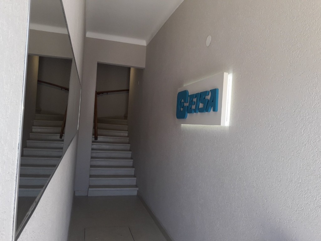 Instalaciones de EISA Consultoría y Sistemas en Tandil, cartel corporativo iluminado en el ingreso